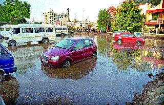 Wipe water by filling pipeline | पाइपलाइन फुटल्याने पाणी वाया Wipe water by filling pipeline | पाइपलाइन फुटल्याने पाणी वाया