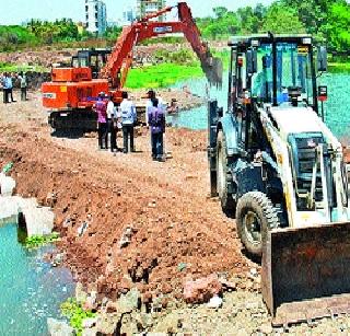 Due to the contractor, it is dry and dry | ठेकेदारामुळे नागरिकांच्या घशाला कोरड Due to the contractor, it is dry and dry | ठेकेदारामुळे नागरिकांच्या घशाला कोरड