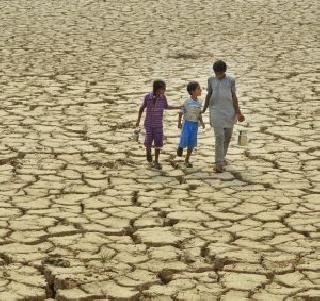 Bapar ... There are 33 million drought in India | बापरे... भारतात आहेत 33 कोटी दुष्काळग्रस्त