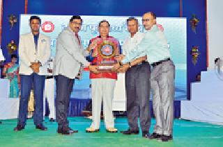 38 employees of Dupum train - GM award | दपूम रेल्वेच्या ३८ अधिकारी- कर्मचाऱ्यांना ‘जीएम अवॉर्ड’ 38 employees of Dupum train - GM award | दपूम रेल्वेच्या ३८ अधिकारी- कर्मचाऱ्यांना ‘जीएम अवॉर्ड’