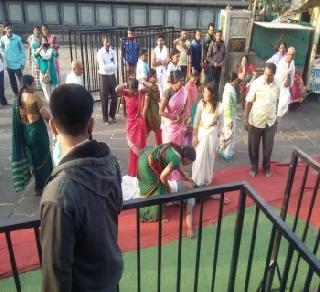 Women in Swarajya Sanghatana assault women at Trimbakeshwar | त्र्यंबकेश्वरमध्ये मंदिराच्या गर्भगृहात प्रवेश करणा-या स्वराज्य संघटनेच्या महिलांना मारहाण