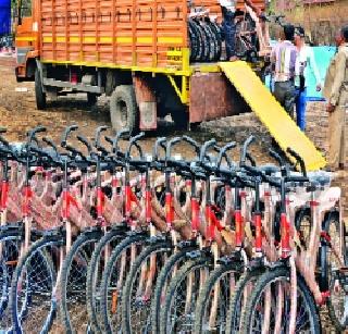 Bicycling is available after crossing class | इयत्ता ओलांडल्यानंतर मिळतात सायकली