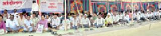 Lack of talent front | तलाठ्यांचे कचेरीसमोर धरणे Lack of talent front | तलाठ्यांचे कचेरीसमोर धरणे