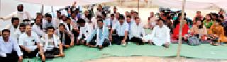 Employees dropped for the demands on the road | मागण्यांसाठी कर्मचारी उतरले रस्त्यावर Employees dropped for the demands on the road | मागण्यांसाठी कर्मचारी उतरले रस्त्यावर
