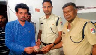The honesty of the railway police | रेल्वे पोलिसाचा प्रामाणिकपणा The honesty of the railway police | रेल्वे पोलिसाचा प्रामाणिकपणा
