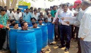 Borgaon (P) sit and move in the drums of villagers | बोरगाव (पु.) ग्रामस्थांचे ड्रममध्ये बसून आंदोलन Borgaon (P) sit and move in the drums of villagers | बोरगाव (पु.) ग्रामस्थांचे ड्रममध्ये बसून आंदोलन