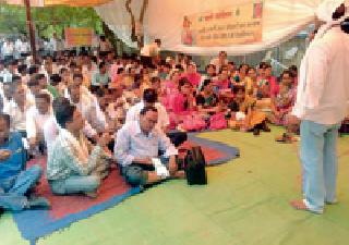 Talathi, circle officer's dam | तलाठी, मंडळ अधिकाऱ्यांचे धरणे Talathi, circle officer's dam | तलाठी, मंडळ अधिकाऱ्यांचे धरणे