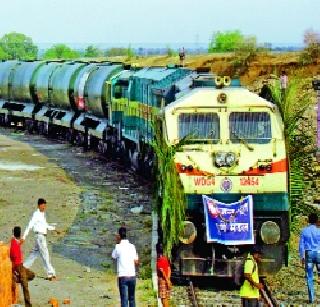 With 25 lakh liters of water, | २५ लाख लिटर पाणी घेऊन जलपरी लातुरात