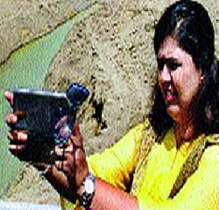 Self-centered codehelp behind selfie | ‘सेल्फी’मागील प्रवृत्ती आत्मकेन्द्री कोडगेपणाची Self-centered codehelp behind selfie | ‘सेल्फी’मागील प्रवृत्ती आत्मकेन्द्री कोडगेपणाची