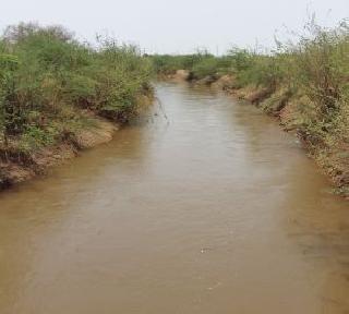 Kukadi canal splintered in Ahmednagar district | कुकडी कालवा अहमदनगर जिल्ह्यात फुटला