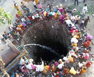 Another one for water scarcity, 7 year old chicks death after taking water from the well | पाणी टंचाईचा आणखी १ बळी, विहिरीतून पाणी काढताना ७ वर्षांच्या चिमुरड्याचा मृत्यू