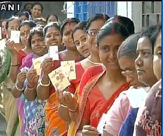 42.99 percent polling in West Bengal till 11 pm | पश्चिम बंगालमध्ये ११ वाजेपर्यंत ४२.९९ टक्के मतदान