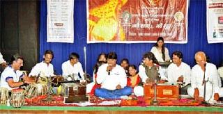 Innovations of new words and vowels offer a unique surreal experience | नव्या शब्द-स्वरांची रसिकांना नवतेची आगळी सुरेल अनुभूती Innovations of new words and vowels offer a unique surreal experience | नव्या शब्द-स्वरांची रसिकांना नवतेची आगळी सुरेल अनुभूती