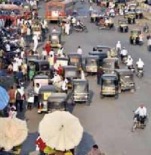 Death cages near bus station | बसस्थानकासमोर मृत्यूचे पिंजरे