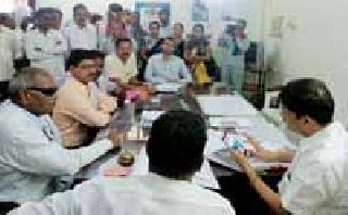The shopkeepers hit the tahsil | धान्य दुकानदार तहसीलवर धडकले The shopkeepers hit the tahsil | धान्य दुकानदार तहसीलवर धडकले