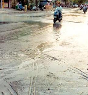 Thousands of liters of water for the cleaning of water conservation are on the streets | जलकुंभांच्या स्वच्छतेसाठी हजारो लिटर पाणी रस्त्यावर Thousands of liters of water for the cleaning of water conservation are on the streets | जलकुंभांच्या स्वच्छतेसाठी हजारो लिटर पाणी रस्त्यावर