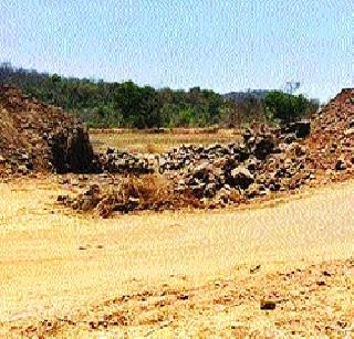 Due to the RCC, the damage to the land | आरसीसी नाल्यामुळे शेतीचे नुकसान Due to the RCC, the damage to the land | आरसीसी नाल्यामुळे शेतीचे नुकसान