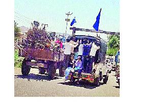 Negligence of police in illegal transport | अवैध वाहतुकीकडे पोलिसांचे दुर्लक्ष Negligence of police in illegal transport | अवैध वाहतुकीकडे पोलिसांचे दुर्लक्ष