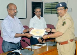 Superintendent of staff, felicitation of employees | उत्कृष्ट सेवेसाठी वनाधिकारी, कर्मचाऱ्यांचा सत्कार Superintendent of staff, felicitation of employees | उत्कृष्ट सेवेसाठी वनाधिकारी, कर्मचाऱ्यांचा सत्कार