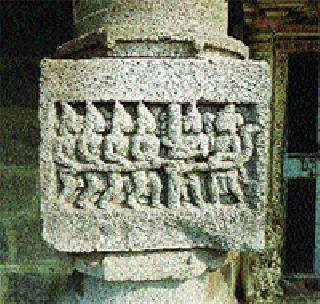 Ancient sculpture has neglected! | प्राचीन शिल्पकलेकडे होतंय दुर्लक्ष!