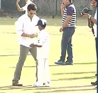 Sachin celebrates his birthday by playing cricket with children | मुलांसोबत क्रिकेट खेळून सचिनने साजरा केला वाढदिवस