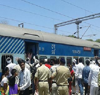 The Howrah Express stopped the racket of the Howrah Express | खुनाच्या अफवेने हावड़ा एक्सप्रेस शेगावात थांबवली