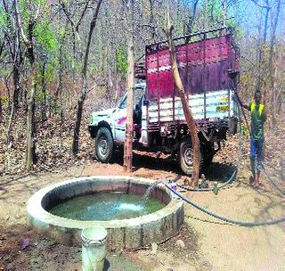 Water supply through tankers on sanctuary waterfalls | अभयारण्यातील पाणवठय़ांवर टँकरद्वारे पाणीपुरवठा