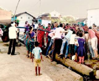 Poor water shortage in Tukmu | तुकूमच्या बेघर वस्तीत तीव्र पाणीटंचाई