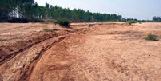 Illegal quarry of hundreds of brass sand from Cinta Ghat | सिंतळा घाटावरून शेकडो ब्रास रेतीचे अवैध उत्खनन