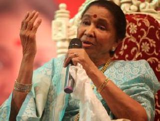 Video: Ganasamraniya Asha Bhosale honored with the Maharashtra Lifetime Achievement Award | व्हिडीओ: गानसम्राज्ञी आशा भोसले महाराष्ट्र जीवनगौरव पुरस्काराने सन्मानित