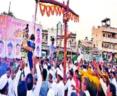 Rugged procession in Walhekarwadi | वाल्हेकरवाडीत रंगली बगाड मिरवणूक