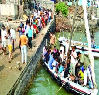 Locals get employment due to Janjira | जंजिरा किल्ल्यामुळे स्थानिकांना मिळाला रोजगार Locals get employment due to Janjira | जंजिरा किल्ल्यामुळे स्थानिकांना मिळाला रोजगार
