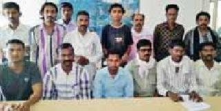 18 workers' hunger strike on petrol pump | पेट्रोल पंपावरील ‘त्या’ १८ कर्मचाऱ्यांची उपासमार 18 workers' hunger strike on petrol pump | पेट्रोल पंपावरील ‘त्या’ १८ कर्मचाऱ्यांची उपासमार