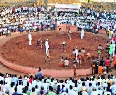 The story of Bhosari Yatra by the colorful akhada | रंगतदार आखाड्याने भोसरी यात्रेची सांगता