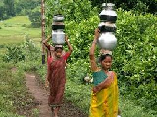 Due to water scarcity, women took the step of the woman | पाणीटंचाईमुळे महिलांनी धरली माहेरची वाट