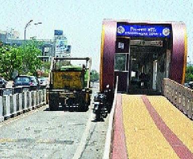 'Bashing' of BRT knee | बीआरटीचे गुडघ्याला ‘बाशिंग’