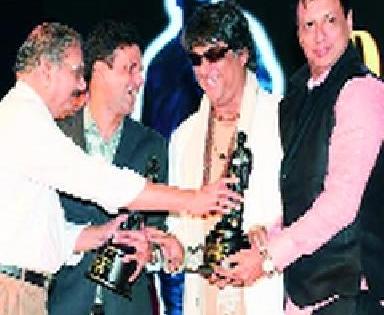 Dada Saheb Phalke Thackeray Distributed Film Awards | दादासाहेब फाळके फिल्म अ‍ॅवॉर्ड्सचे थाटात वितरण