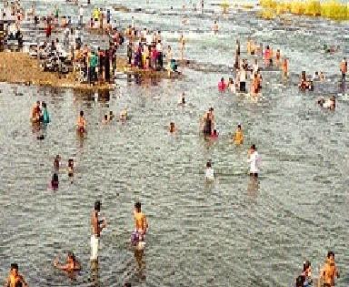 Tourists rush on Khadavali river | खडवली नदीवर पर्यटकांच्या गर्दीला उधाण