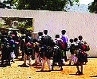 Shot of summer school children | उन्हाळी शाळेचा मुलांना फटका