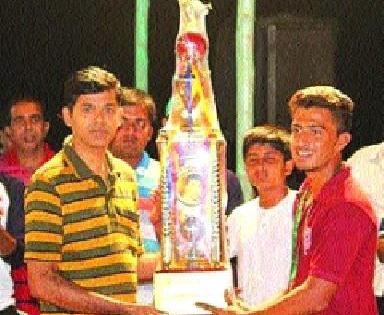 In the rural areas of Vasai, the craze for the night box cricket competition | वसईच्या ग्रामीण भागात नाईट बॉक्स क्रिकेट स्पर्धांची क्रेझ