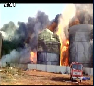 Factory fire near Visakhapatnam, 6 oil tank bursts | विशाखापट्टणमजवळ फॅक्टरीला भीषण आग, ६ ऑईल टँक्सचा स्फोट