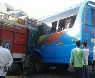 An accident took place in Nagpur, 14 injured | नागपूरमध्ये लग्नाच्या बसला अपघात, १४ जखमी