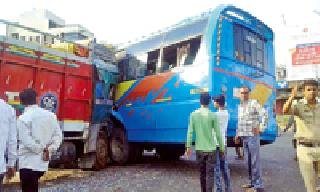 The driver of the wardha bus hit the truck | वऱ्हाडाच्या बसला ट्रकची धडक The driver of the wardha bus hit the truck | वऱ्हाडाच्या बसला ट्रकची धडक