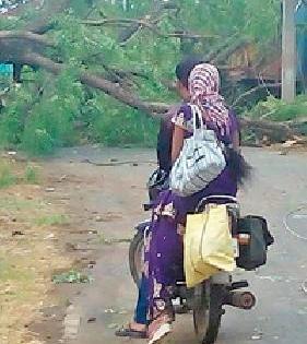 Hurricane and hailstorm | चक्रीवादळ आणि गारपीटीचे थैमान Hurricane and hailstorm | चक्रीवादळ आणि गारपीटीचे थैमान