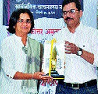 Aparna Velankar received the Balashastri Jambhekar Award | अपर्णा वेलणकर यांना बाळशास्त्री जांभेकर पुरस्कार