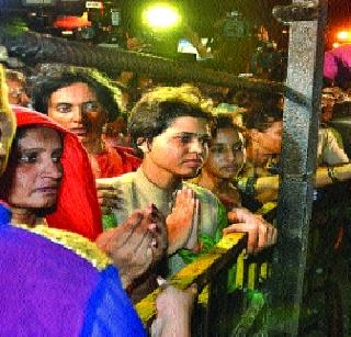 Trupti Desairai's Durga Entrance | तृप्ती देसार्इंचा दर्गा प्रवेश रोखला Trupti Desairai's Durga Entrance | तृप्ती देसार्इंचा दर्गा प्रवेश रोखला