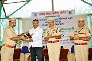 The police machinery in the district is also 'smart' | जिल्ह्यातील पोलीस यंत्रणाही ‘स्मार्ट’ The police machinery in the district is also 'smart' | जिल्ह्यातील पोलीस यंत्रणाही ‘स्मार्ट’