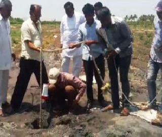 In Pune, a four-year-old girl fell into a borewell | पुण्यात चार वर्षाचा चिमुरडा बोअरवेलमध्ये पडला