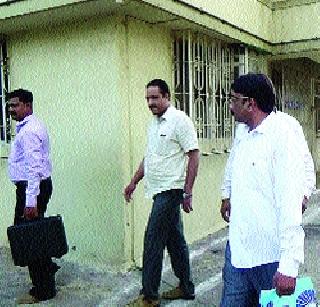 The bribery finally gets trapped | लाचखोर अखेर जाळ्यात The bribery finally gets trapped | लाचखोर अखेर जाळ्यात