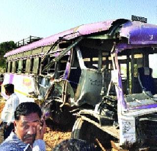 The horrific collision of the ST-truck | एसटी-ट्रकची भीषण टक्कर